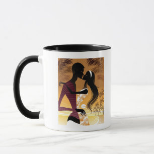 Seitenansicht der jungen Paare stehend im Strand Tasse