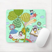 Seitenansicht der Kinder, die durch eingemachte Mousepad (Mit Mouse)
