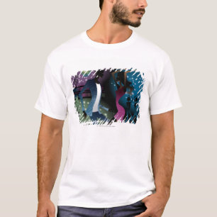 Seitenansicht der Leute, die durch Mikrofon tanzen T-Shirt