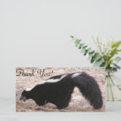 Seitenansicht des Stinktiers nahe Felsen und Dankeskarte (Stehend Vorderseite)