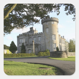 Seiteneingang von Dromoland Castle ohne Menschen Quadratischer Aufkleber