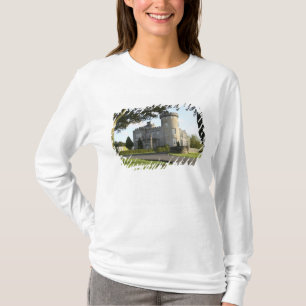 Seiteneingang von Dromoland Castle ohne Menschen T-Shirt