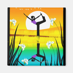 Seitenprofil eines übenden Yoga der Frau Magnet