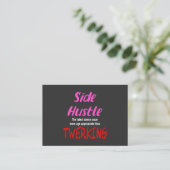 Seitlicher Hustle gegenüber aufwergendem Neon Pink Visitenkarte (Stehend Vorderseite)