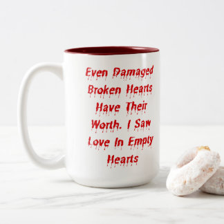 Selbst beschädigte gebrochene Herzen haben ihr gut Zweifarbige Tasse