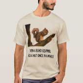 Selbst Blindes Eichhörnchen findet eine Nut Statem T-Shirt (Vorderseite)