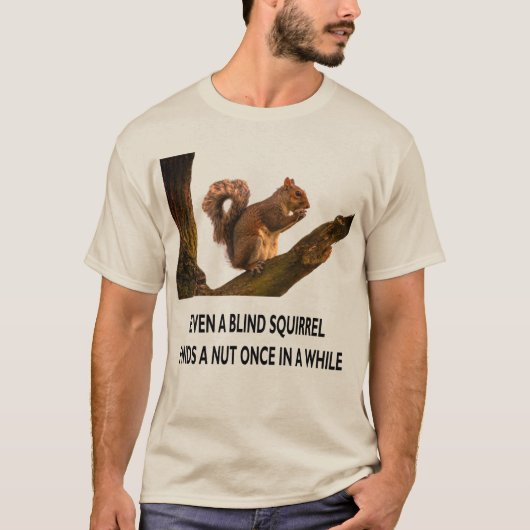 Selbst Blindes Eichhörnchen findet eine Nut Statem T-Shirt (Vorderseite)