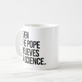 Selbst der Papst glaubt an die Wissenschaft Kaffeetasse (Vorderseite Links)