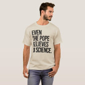 Selbst der Papst glaubt an die Wissenschaft T-Shirt (Vorne ganz)