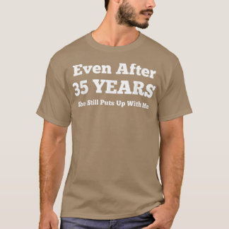 Selbst nach 35 Jahren macht sie sich immer noch mi T-Shirt