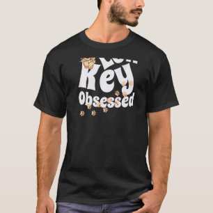 Selbstbesessener Terrier-Hund rückt überdimensioni T-Shirt