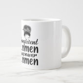 Selbstbewusste Frauen befähigen Frauen Zitat Femin Jumbo-Tasse (Vorderseite Rechts)