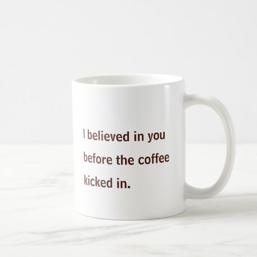 Selbstbewusster Kaffeebohnen-Charakter Kaffeetasse (Rechts)