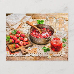 Selbstgemachte Erdbeermarmelade in einer rustikale Postkarte