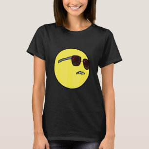 Selbstsicherer cooler böser Typ mit seiner Sonnenb T-Shirt