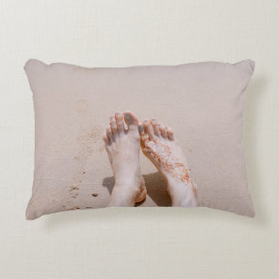 Selektive Fokusfotografie von Füßen mit Tätowie Dekokissen