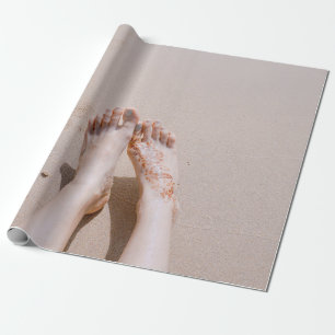 Selektive Fokusfotografie von Füßen mit Tätowierun Geschenkpapier