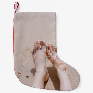 Selektive Fokusfotografie von Füßen mit Tätowierun Kleiner Weihnachtsstrumpf
