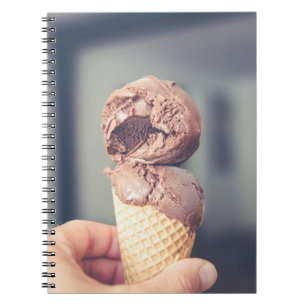 Selektive Fokusfotografie von Schokoladeneis Notizblock