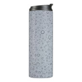 Selektive Fokusfotografie von Wassertröpfchen Thermosbecher (Nach links gedreht)