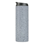 Selektive Fokusfotografie von Wassertröpfchen Thermosbecher (Nach rechts gedreht)