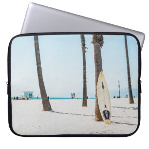 Selektive Fokusfotografie von weißem Surfbrett Laptopschutzhülle