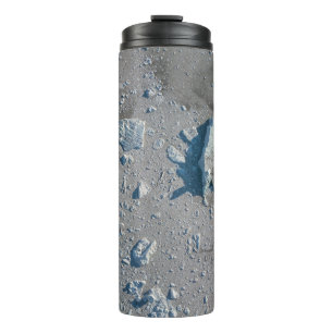 Selektiver Fokus von grauem Stein Thermosbecher