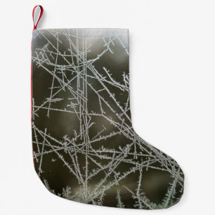 Selektiver Fokus von Schneeflocken Kleiner Weihnachtsstrumpf
