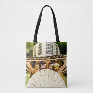 Selektives Fokussierungs-Foto von Frauen, die eine Tasche