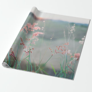SELEKTIVES FOTO VON PINK PETALED-BLUME GESCHENKPAPIER