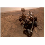 Selfie der Mars Neugier Roter Marsch Landschaft Fotoskulptur Schlüsselanhänger<br><div class="desc">Die bekannteste Mars-Neugier Rover-Selfie ist ein atemberaubendes 360-Grad-Panorama der Alien-Landschaft. Aus zahlreichen Bildern, die von der Roboterarm-Kamera des Rovers aufgenommen wurden, zeigt sie die Neugier selbst im Vordergrund, indem sie das dahinter liegende rostig-rote Marsgelände in den Schatten stellt. Dieses Selbstportrait kann auch faszinierende geologische Merkmale oder sogar Bohrlöcher enthalten, die...</div>