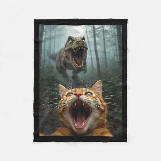 Selfie mit orangefarbener Katze und T-Rex-Dinosaur Fleecedecke (Vorderseite)