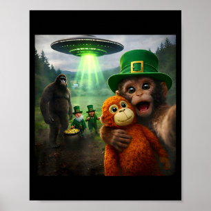 Selfie mit Punch-Affen mit Bigfoot-Leprechaun-UFO  Poster
