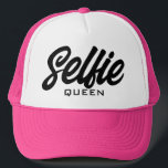Selfie Queen Funny Pink Trucker Hat Truckerkappe<br><div class="desc">Selfie Queen Funny Pink Trucker Hut für Frauen und Mädchen. Benutzerdefinierte rosa Baseballkappe für diejenigen,  die Liebe reden Bilder. Stilvolles Handschrift-Design. Erhältlich auch in anderen coolen Farben. Spaß Geburtstagsgeschenk Idee für Freunde,  Familie,  Teenager,  Teenager,  Schwester,  Freundin etc.</div>