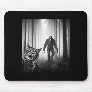 Selfie von der sonnenbefleckten Katze mit Sasquatc Mousepad