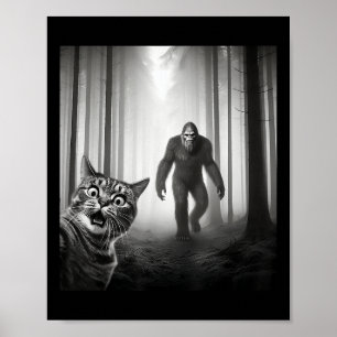 Selfie von der sonnenbefleckten Katze mit Sasquatc Poster