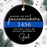 Selig sind die Friedensstifter mit blauer Linie Po Keramik Ornament<br><div class="desc">Gesegnet sind die Friedensstifter, denn sie werden als Kinder Gottes bezeichnet werden. Personalisiertes Thin Blue Line Ornament für Polizeibeamte und Strafverfolgungsbehörden. Personalisieren Sie die Abzeichen- und/oder Namensangabe des Polizeibeamten. Dieses personalisierte polizeiliche Gebetsschmuck eignet sich hervorragend für Abschluss-Geschenke an die Polizeiakademie für neu abgeordnete Offiziere, für polizeiliche Altersvorsorgegeschenke und polizeiliche Gastgeschenke,...</div>