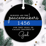 Selig sind die Friedensstifter mit blauer Linie Po Ornament Aus Metall<br><div class="desc">Gesegnet sind die Friedensstifter, denn sie werden als Kinder Gottes bezeichnet werden. Personalisiertes Thin Blue Line Ornament für Polizeibeamte und Strafverfolgungsbehörden. Personalisieren Sie die Abzeichen- und/oder Namensangabe des Polizeibeamten. Dieses personalisierte polizeiliche Gebetsschmuck eignet sich hervorragend für Abschluss-Geschenke an die Polizeiakademie für neu abgeordnete Offiziere, für polizeiliche Altersvorsorgegeschenke und polizeiliche Gastgeschenke,...</div>
