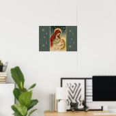 Selige Mutter, die das Kind Jesus Weihnachten hält Poster (Heimbüro)