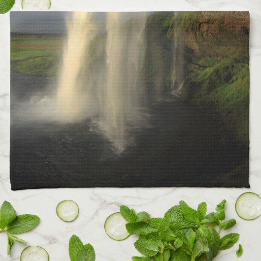 Seljalandsfoss Wasserfall, Island Geschirrtuch (Gefaltet)