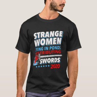 Seltsame Frauen in Teichen, die Schwerter verteile T-Shirt