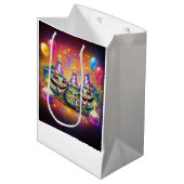 Seltsame Geburtstagsfischköpfe Mittlere Geschenktüte (Vorderseite Schrägansicht)