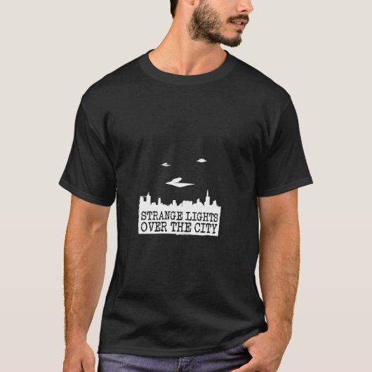 Seltsame Lichter über der Stadt T-Shirt (Vorderseite)