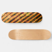 Seltsame orangefarbene Streifen und zerkratzte kle Skateboard (Horizontal)