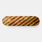 Seltsame orangefarbene Streifen und zerkratzte kle Skateboard (Horizontal)