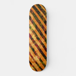 Seltsame orangefarbene Streifen und zerkratzte kle Skateboard