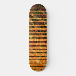 Seltsame orangefarbene Streifen und zerkratzte kle Skateboard