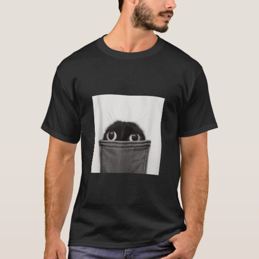 Seltsame schwarze Katze in einer Tasche KI ART Auf T-Shirt (Vorderseite)