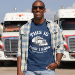 Semi Truck Driver So Roll ich benutzerdefinierten  T-Shirt<br><div class="desc">Dieser lustige T - Shirt für einen Sattelschlepper enthält einen gelben Müllwagen in der unglaublich witzig Phrase Das ist,  wie ich Roll. Eine coole Kulturreferenz für einen 18-Rad-Fahrzeugfahrer,  der modernen Spaß mag. Niedlicher personalisierter Tee für Traktor-Trailer-Treiber mit eigenem Text.</div>