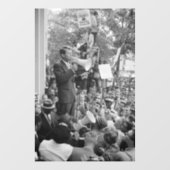 Sen. Robert Kennedy Campaigning für US-Präsident Fensteraufkleber (Blatt)